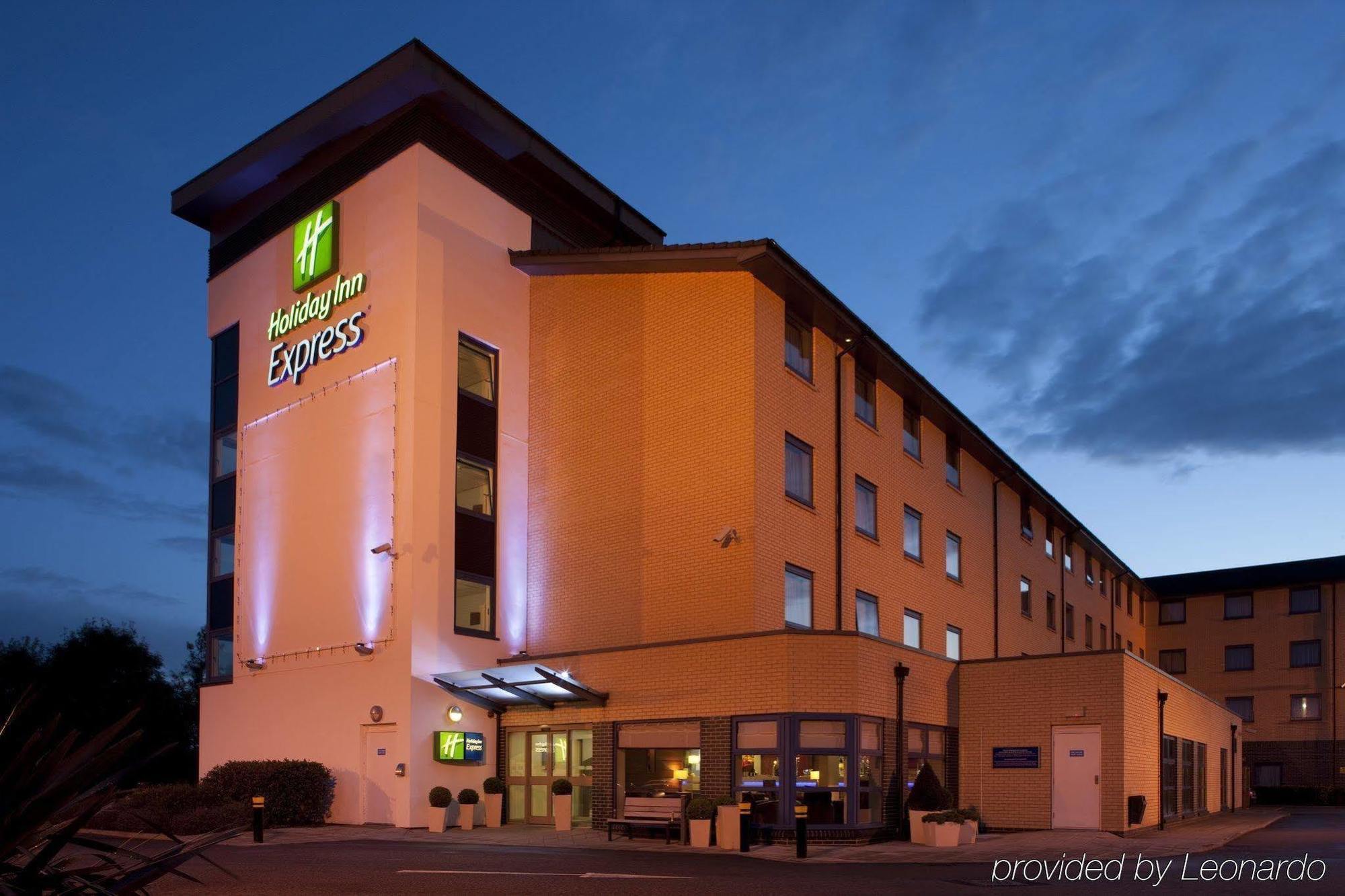 Holiday Inn Express Swindon West, An Ihg Hotel Exterior photo